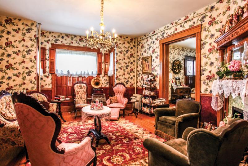 The intimate parlor of Hollerstown Hill B&B 